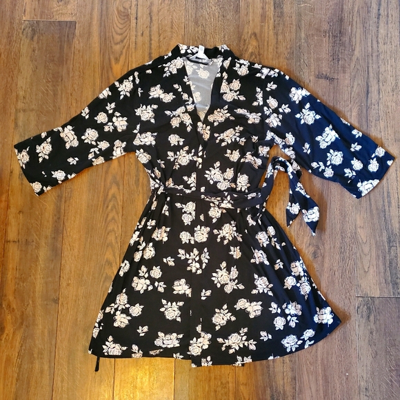 Marilyn Monroe Other - Marilyn Monroe Black with Rose Patterned Robe